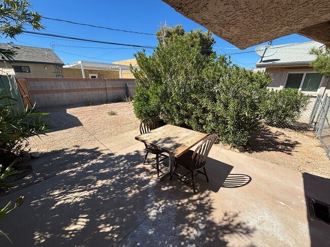 Foto del edificio - Charming 2Bed/1Bath apartment W/ Private front yard w/ porch and oversized backyard in Henderson