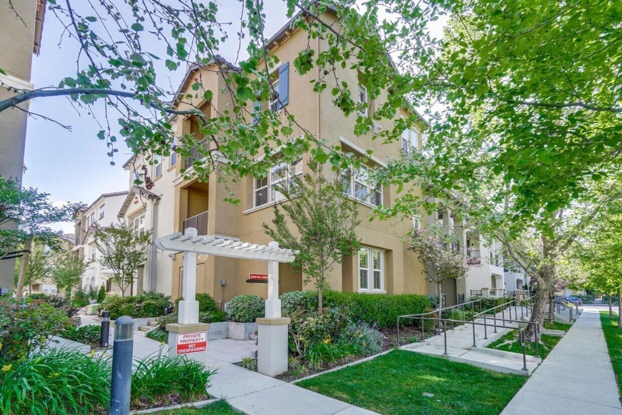 Foto principal - SAN JOSE - Well Maintained Tri-Level 2/2.5 Townhouse