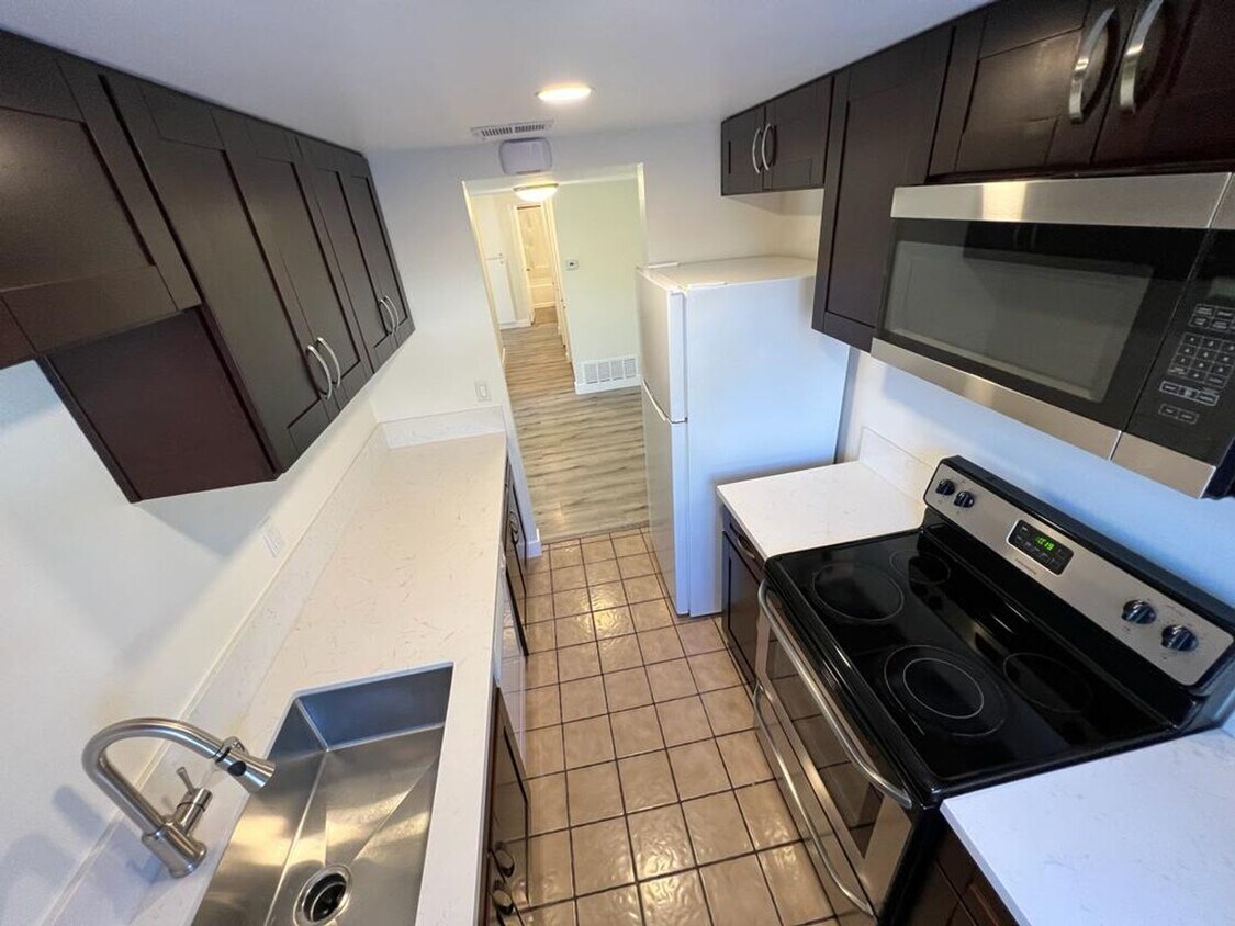 Foto principal - 3 Bedroom Condo Remodeled Plus Garage & Pr...