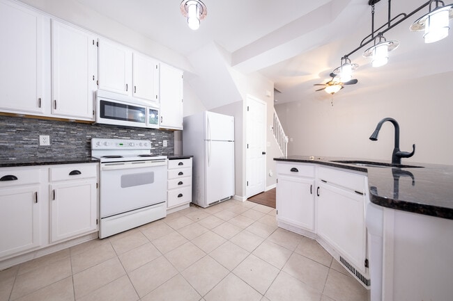 Building Photo - 15345 Greenhaven Ln