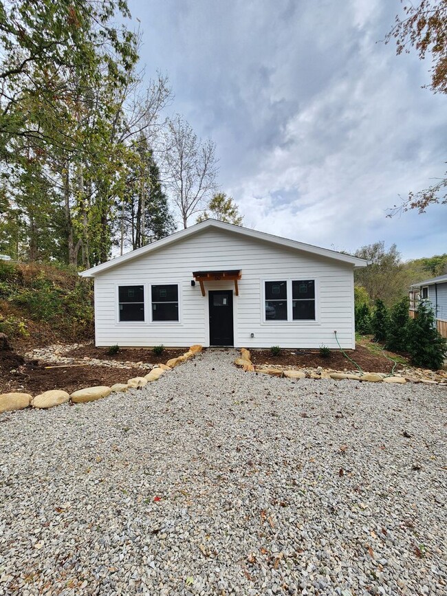 Building Photo - Black Mountain Rental