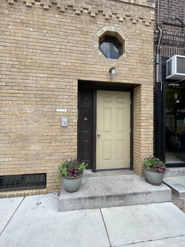 Building Photo - 809 S 8th St