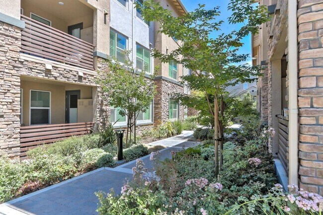 Building Photo - 1110 Karby Ter