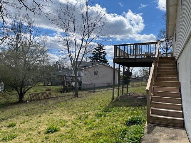 Building Photo - Huge 3 bedroom / 1 full bath with 1,128 sq...