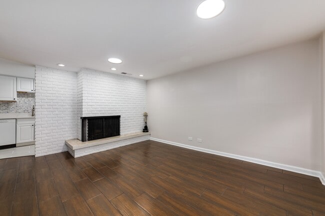Building Photo - 2910 N Halsted St