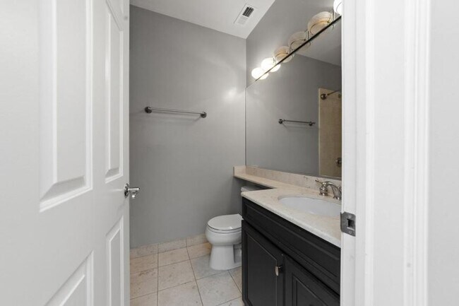 Foto del edificio - 2 bedroom in Chicago IL 60657