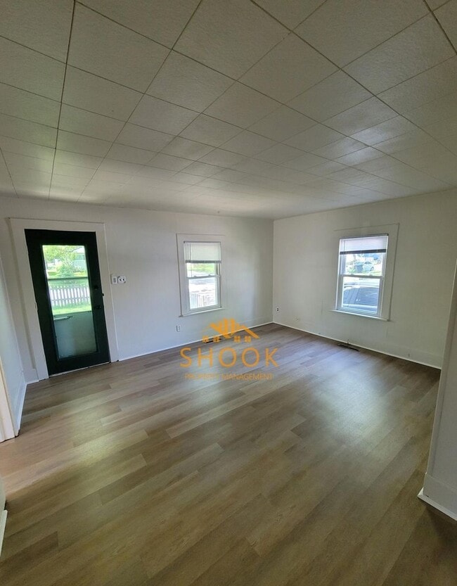 Building Photo - COZY AND UPDATED HOUSE IN GREAT NEIGHBORHOOD