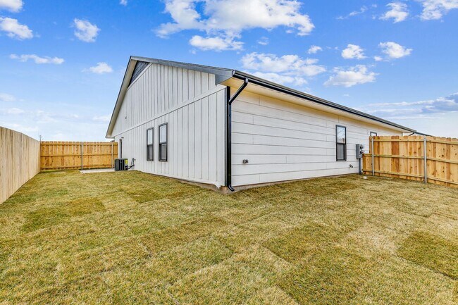 Building Photo - 3 Bedroom 2 Bath Duplex - Haysville Schools