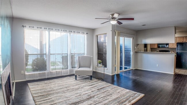 Foto del edificio - 8020 Braesmain Dr