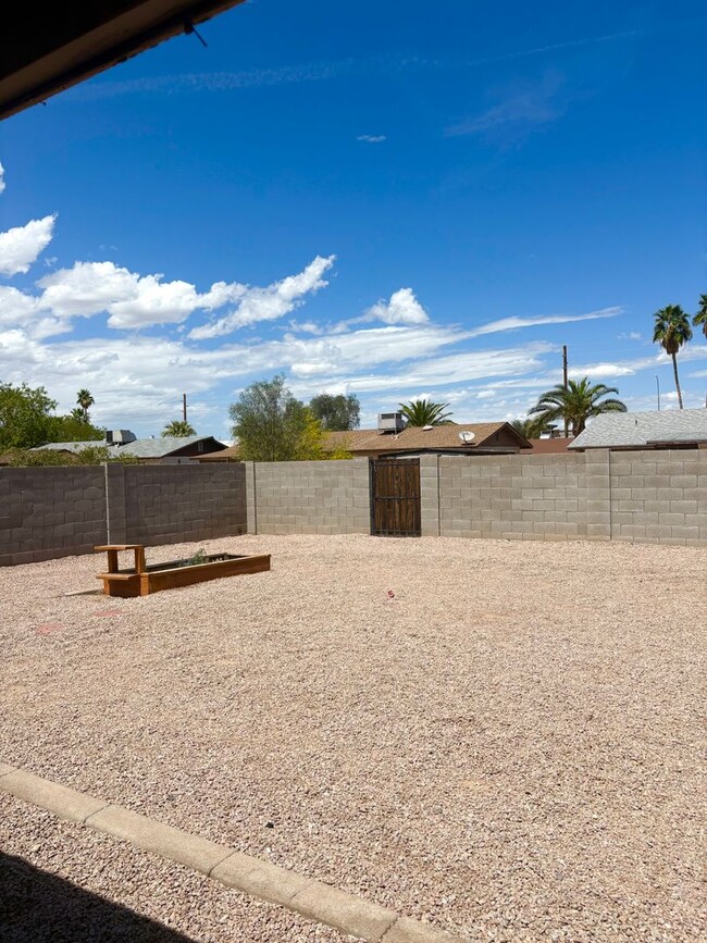 Building Photo - **EXCELLENT UPGRADED 3 BEDROOM/1 BATHROOM/...