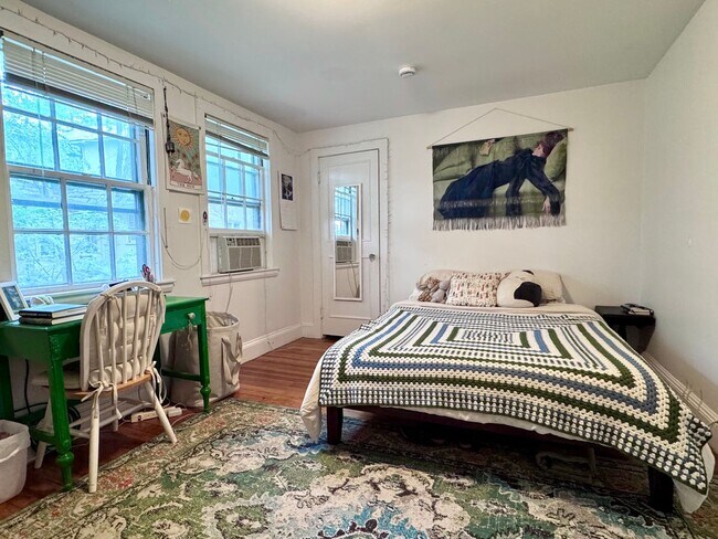 Foto del edificio - NO FEE!!! HT/HW INCLUDED! PARKING AVAIL!  3 BED/2 BATH ON BRIGHTON/BROOKLINE LINE FOR SEPT 1