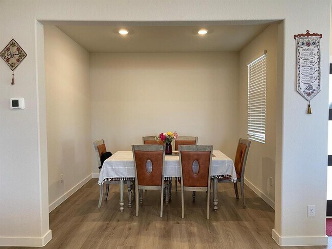 Foto del edificio - 14580 Slow River Ave