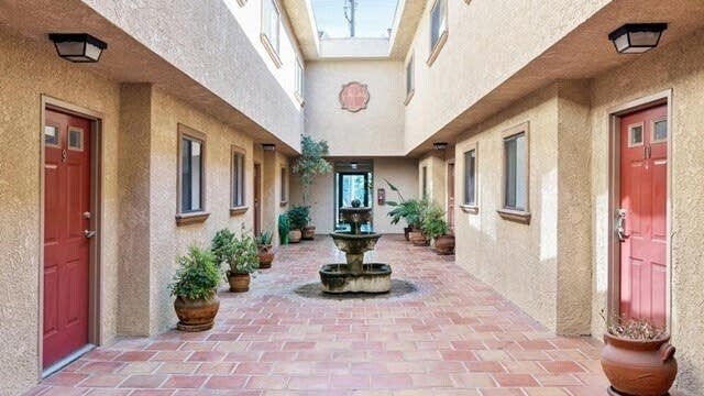 Foto del edificio - 14803 Vanowen St