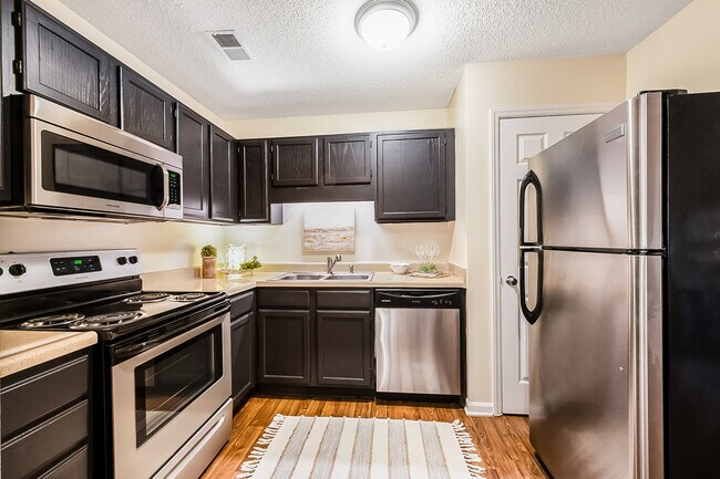 Cocina en los apartamentos Cardinal en Greensboro, Carolina del Norte. - Cardinal Apartments