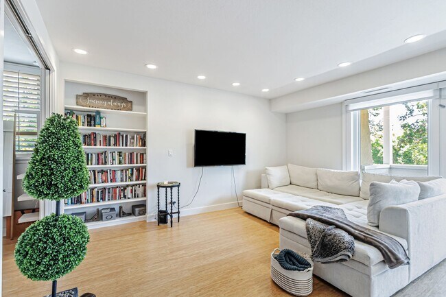 Foto del edificio - Top-Floor Corner Condo Near Downtown Palo ...