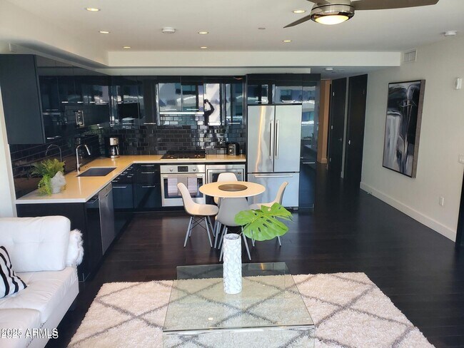 Foto del edificio - 4422 N 75th St