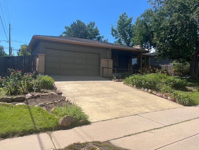 Building Photo - Beautiful 5-Bedroom Home in Desirable Boul...