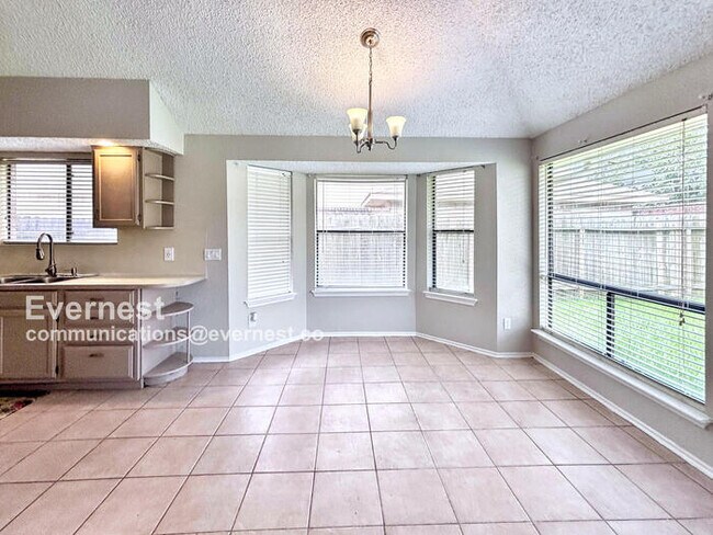 Building Photo - 2734 Indian Trail Dr