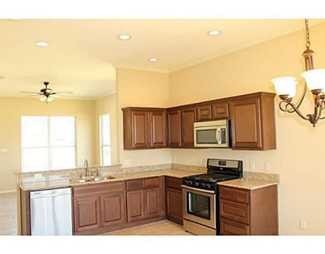Foto del edificio - AUGUST 2026 PRE-LEASE! 3 bed, 2 bath in Sp...