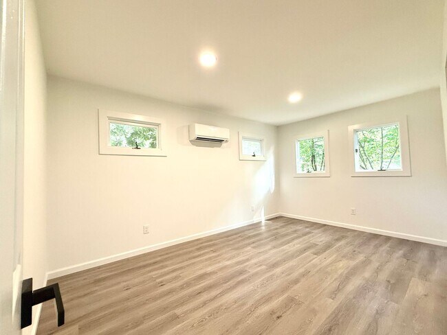 Building Photo - 10 Delson Ln