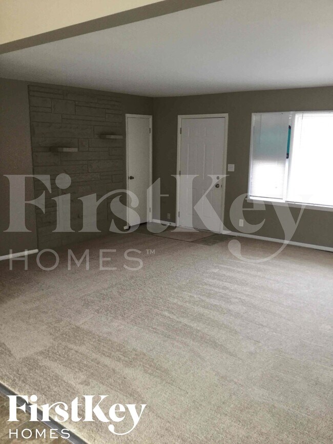 Foto del edificio - 221 N High School Rd