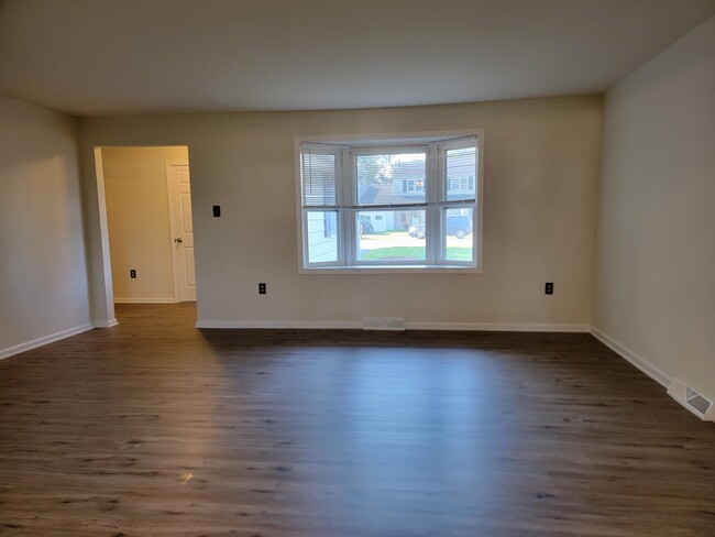 Building Photo - 2209 Harmony Hill Dr