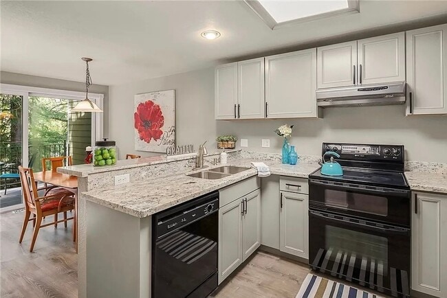 Building Photo - Bellevue Townhouse!!