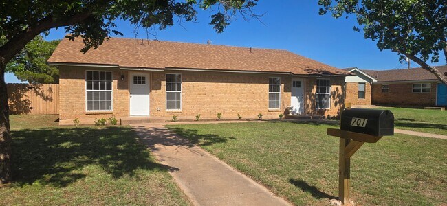 Foto del edificio - 701 Chaparral Cir