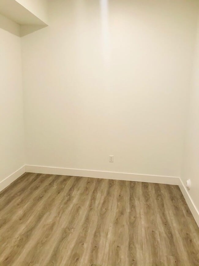 Building Photo - Beautiful new construction townhouse with ...