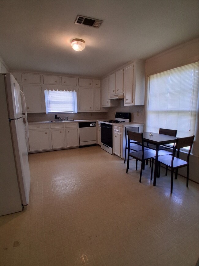 Building Photo - 204 Holderrieth Blvd