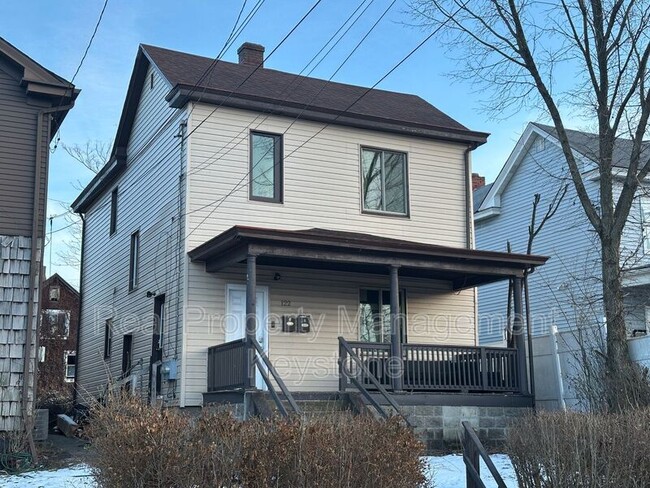 Building Photo - 122 E 16th Ave