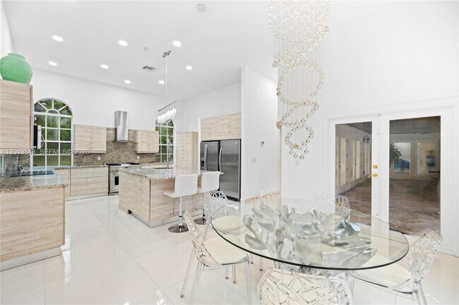Foto del edificio - 12300 Old Cutler Rd