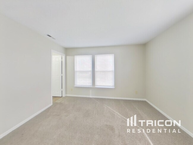 Foto del edificio - 824 Streamside Dr