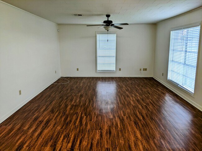 Building Photo - Charming Home Available Now!