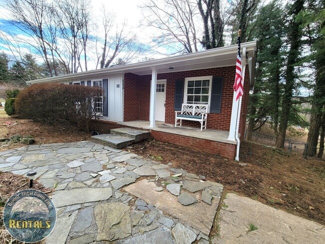 Adorable and Spacious Ranch Close to Town! - Adorable and Spacious Ranch Close to Town! House