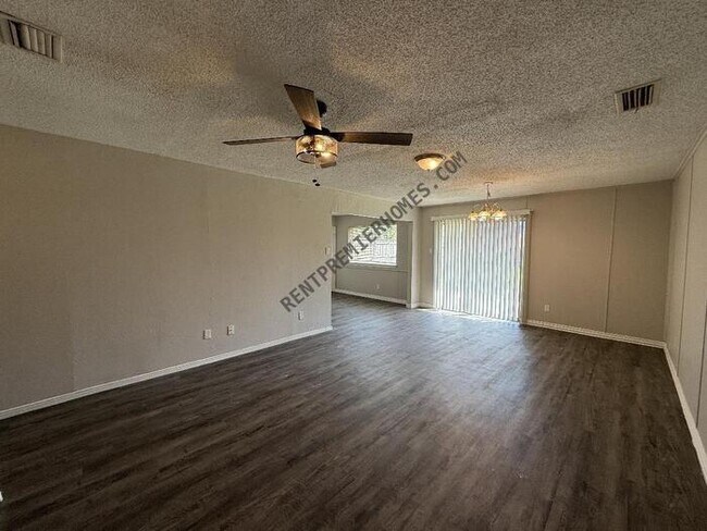 Building Photo - 905 Mardi Gras Ln