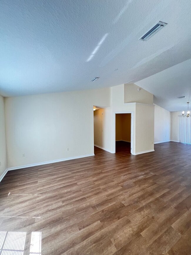 Building Photo - Your 3BD/2BA Peaceful Retreat in the Heart of Ocala!