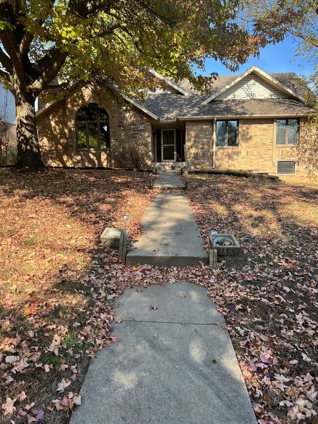 Building Photo - 751 W Sherwood Dr