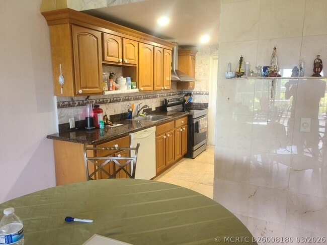 Building Photo - 3050 N Palm Aire Dr