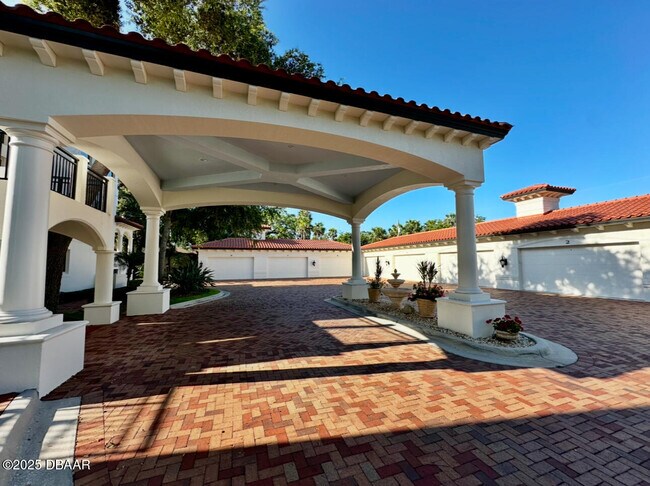 Foto del edificio - 5090 Riverside Dr