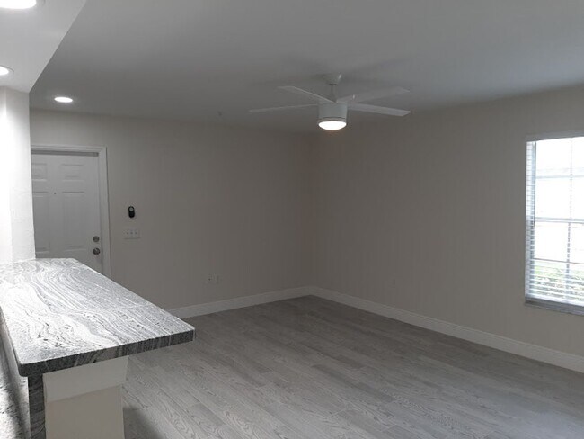 Foto del edificio - 1769 Four Mile Cove Pkwy