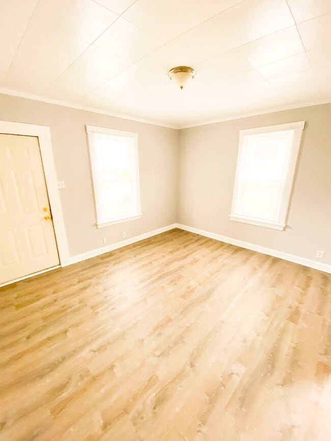 Building Photo - 1 Bed AFFORDABLE!!!