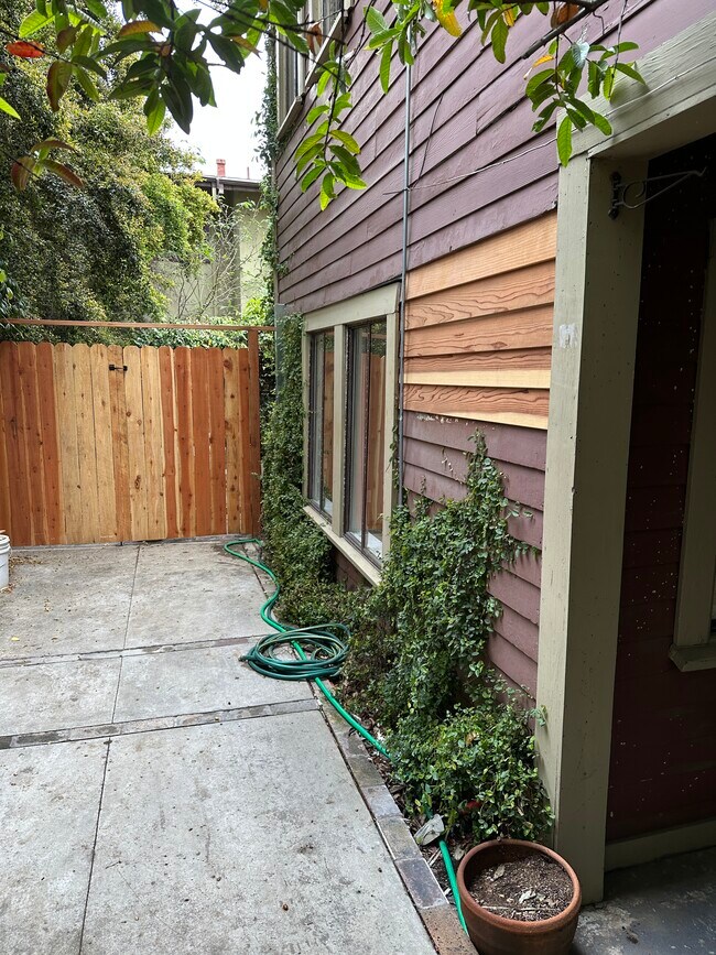 Building Photo - 1489 Wallace Ave