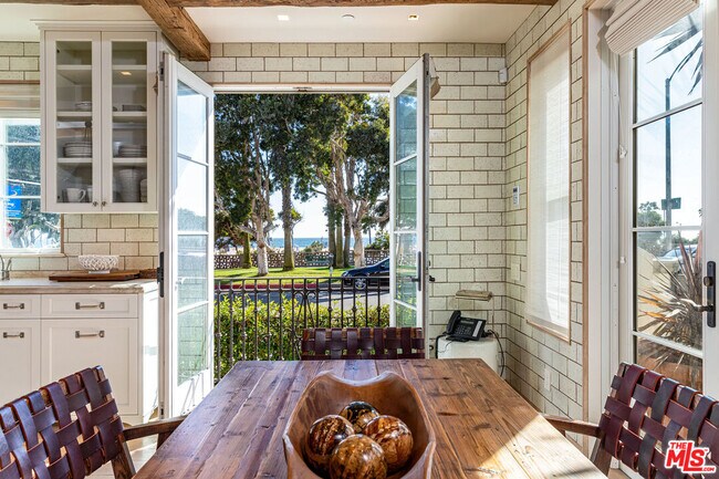 Foto del edificio - 127 Hollister Ave