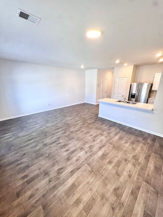 Foto del edificio - NEWER THREE BEDROOM TOWNHOME