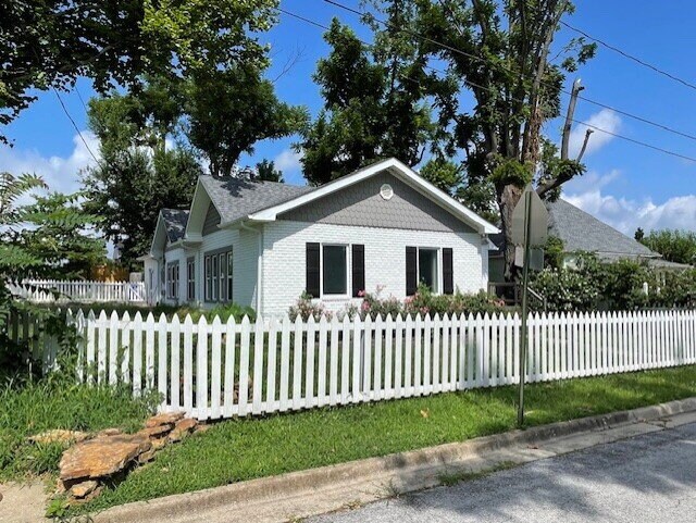 Building Photo - 202 N 6th St