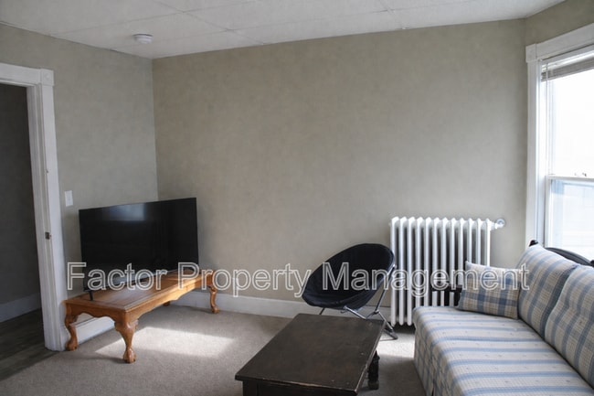 Building Photo - 328 N 6th St