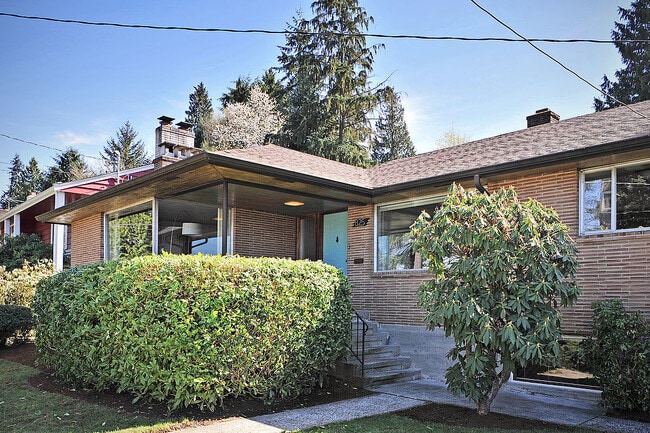 Building Photo - Mid Century Modern in Maple Leaf