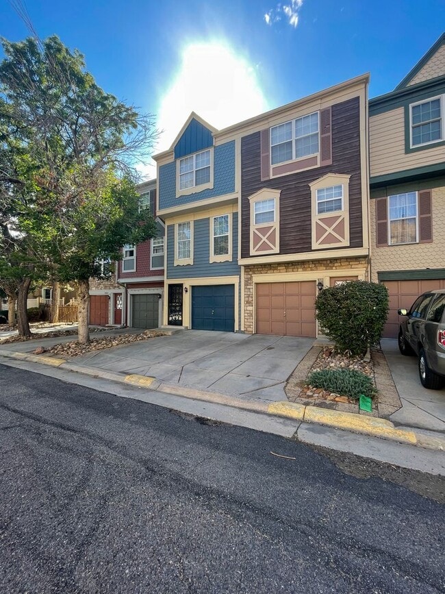 Building Photo - Beautiful 2-Bedroom Townhome in Aurora – A...