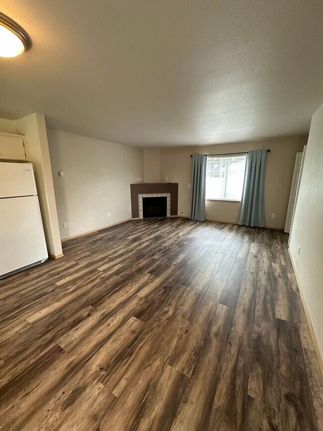 Foto del edificio - Beautiful downtown Sumner Townhouse Condo with garage. Aug 1.